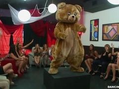 Красотки сосут член стриптизера в клубе