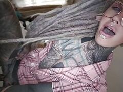 Татуированная деваха в очках берет в рот большущий хрен и ебется в попу