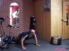 Грязная молодая красотка, трахающая старого чувака в спортзале