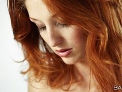 Рыжая красотка, играющая с собой